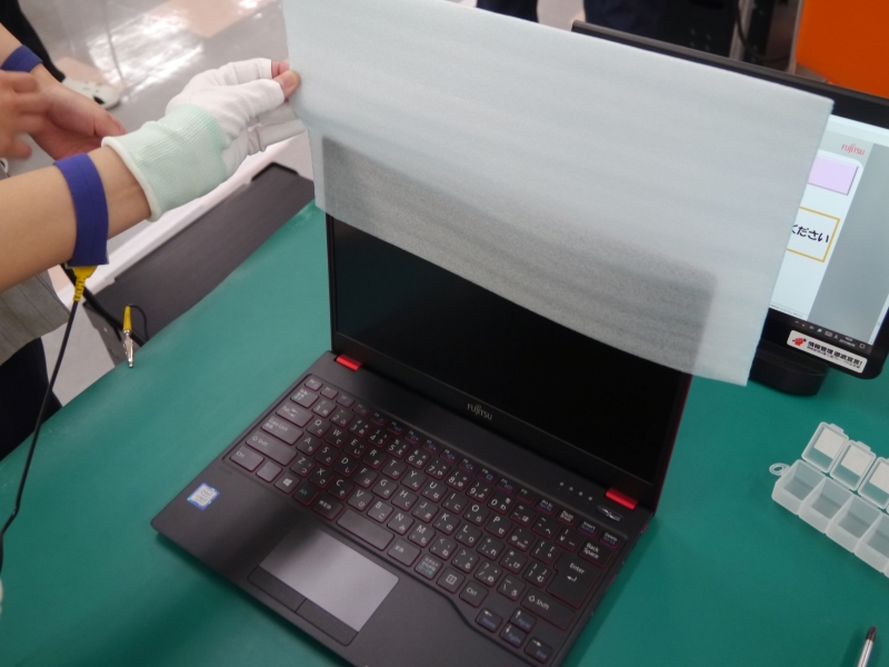 デイスプレィ保護カバーを取り外す