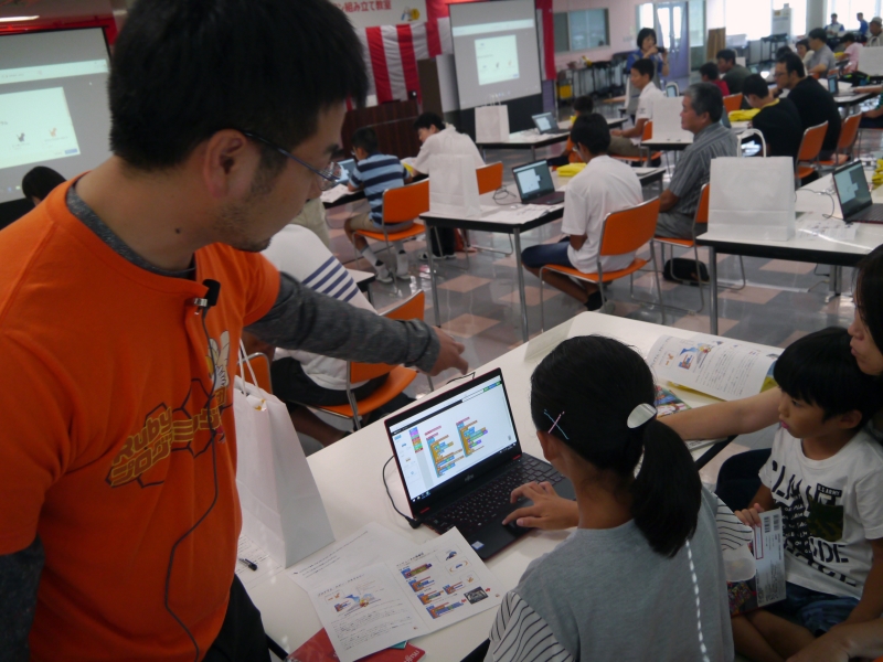 講師の高尾氏は、子供たちの様子を見て回る