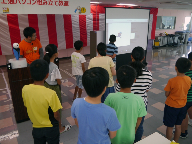 プログラミングを実演して子供たちに教える