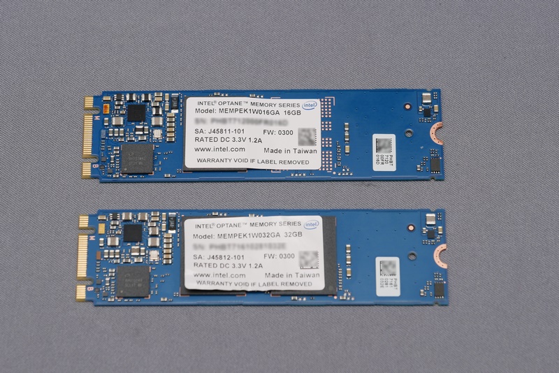 容量16GB(上)と32GB(下)がある