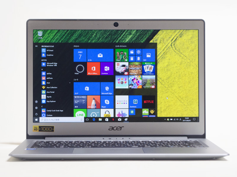 前面。パネル中央上にHD対応Webカメラ。正面側面は鋭角なのでステータスLEDなどはない