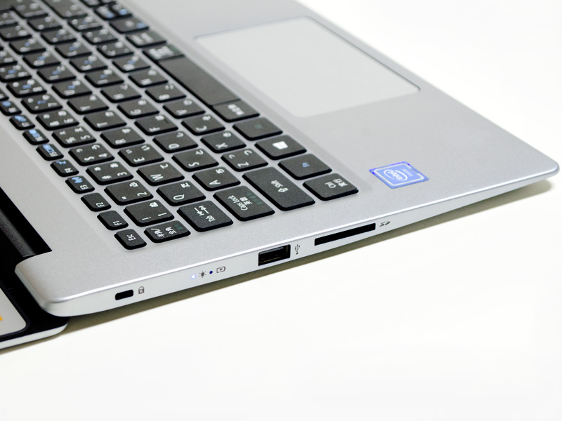 左側面。ロックポート、電源LED、USB 2.0、SDカードリーダ。コネクタの高さからかなり薄いのがわかる