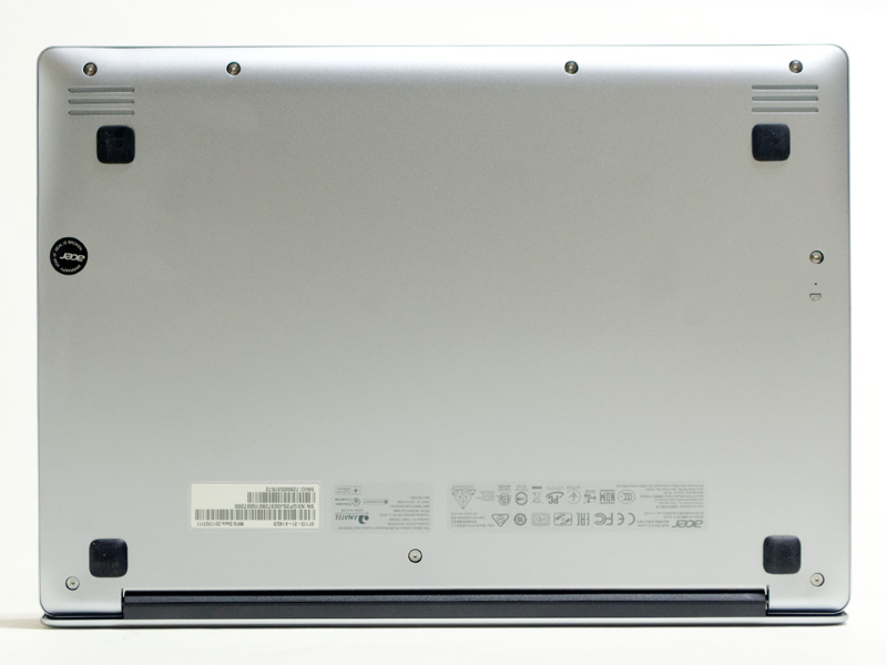 底面。上左右にスピーカー、四隅にゴム足、メモリなどへアクセスできる小さいパネルはない