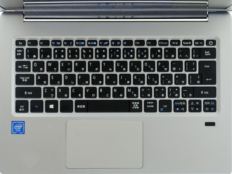 キーボードはテンキーなしのアイソレーションタイプ。タッチパッドは1枚プレート型。[無変換]、[変換]、[\]などが横のキーに密着しているのが気になる