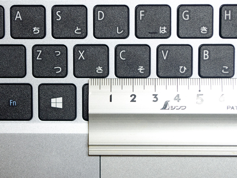 主要キーのキーピッチは実測で約19mm