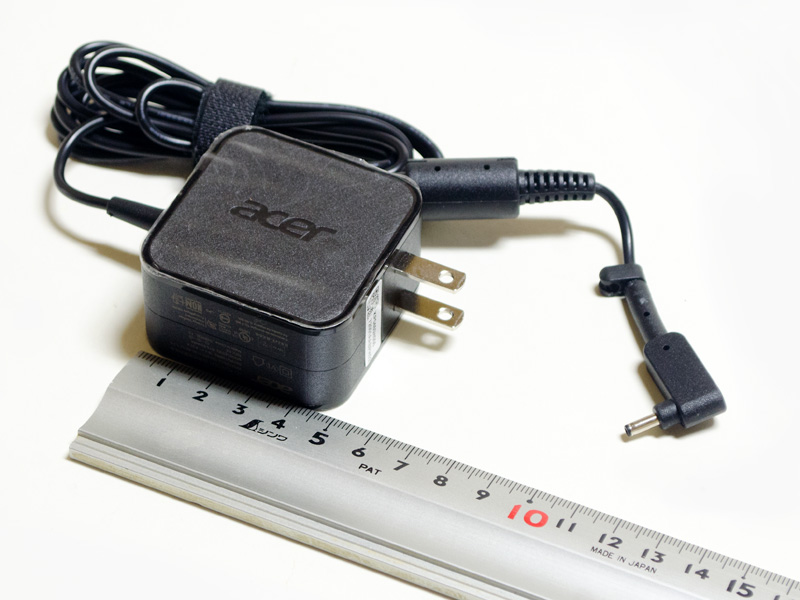 ACアダプタのサイズは約50×50×30mm(同)、重量153g。出力19V/2.37A