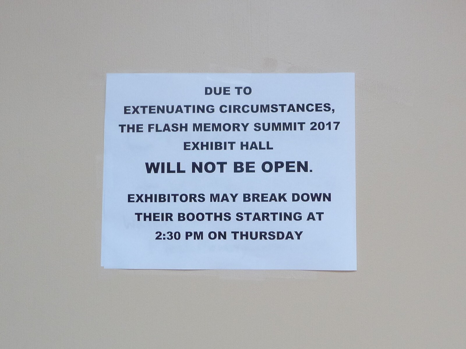 展示会場エントランスの扉に貼られた、休止を告げる張り紙。8月9日(現地時間)に筆者が撮影
