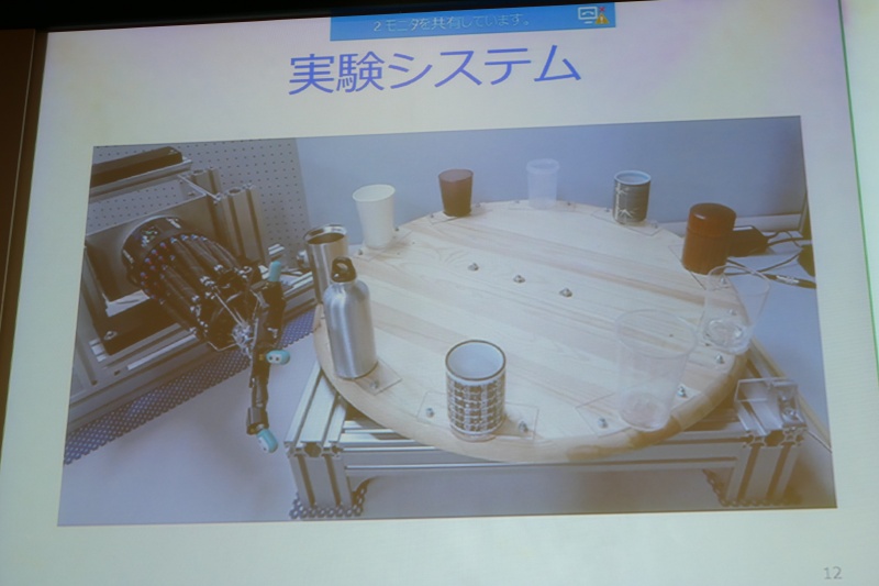 実験システム。回転するテーブルとエアアクチュエータで動くロボットハンドからなる