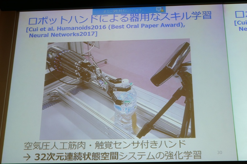 ロボットハンドを使ってペットボトルのキャップを開けさせる