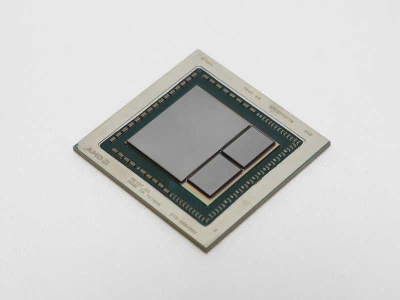 Vega 10のパッケージ。大型のダイがGPUコアで、その横に実装されている2つの小さなダイがHBM2
