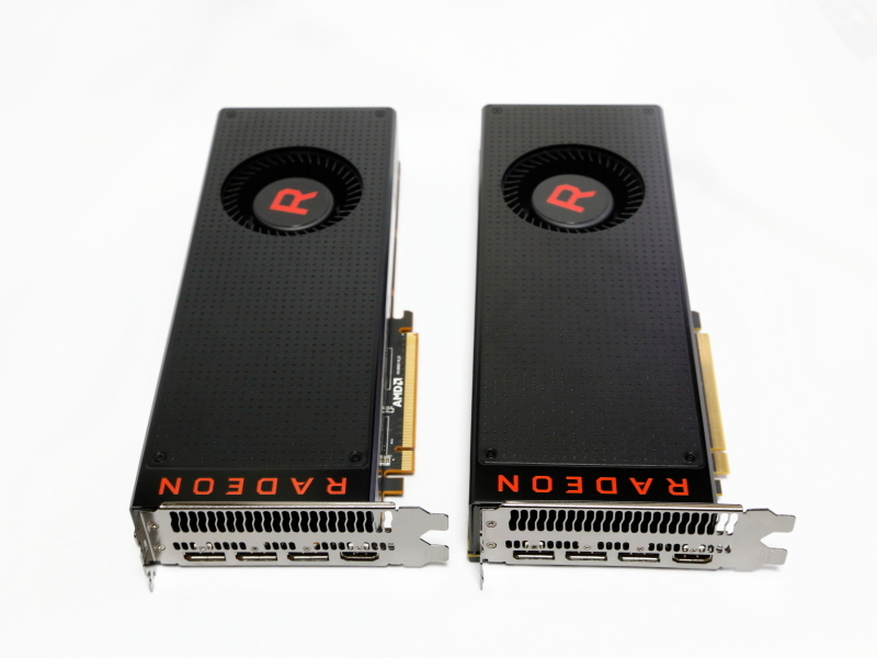 Radeon RX Vega 64(左)とRadeon RX Vega 56(右)。リファレンスボードのデザインは同じで外観上の差はない