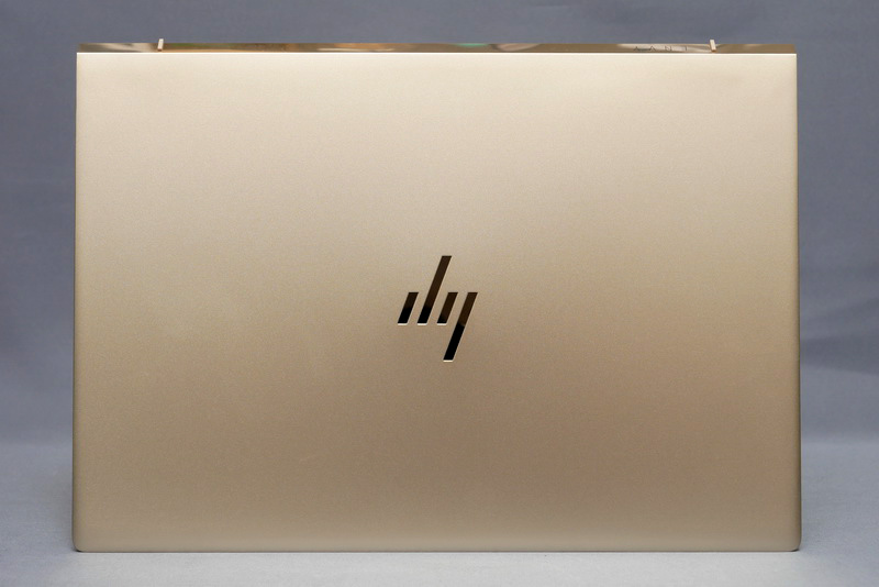 天板部分。梨地処理を施したなめらかな筐体が特徴。フットプリントは305×215mm(幅×奥行き)とコンパクト