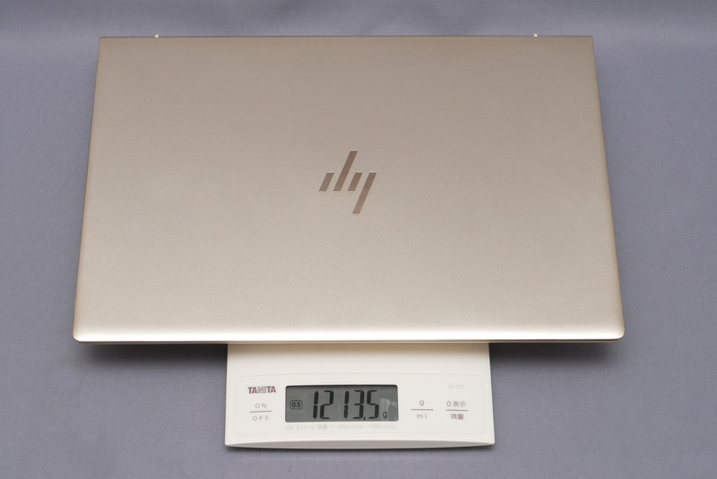 重量は実測で1,213.5g。13.3型モバイルノートPCとしてはまずまずの軽さだ
