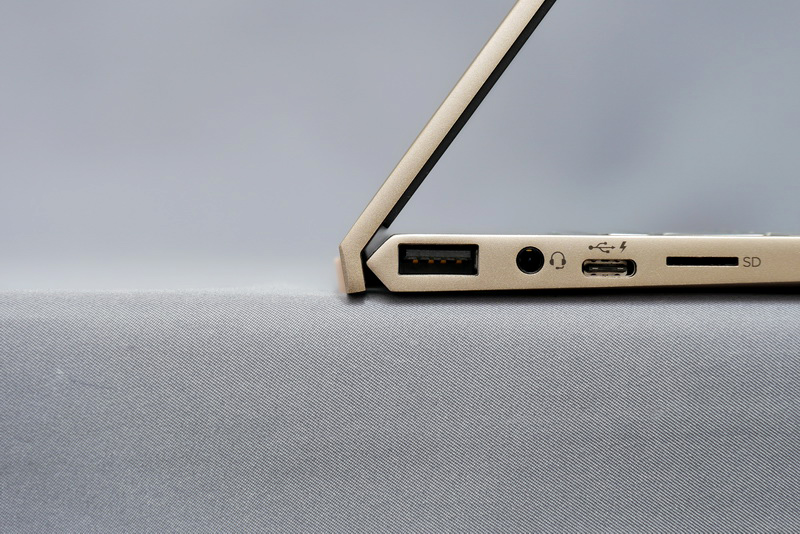 液晶部後方が鋭角に折れ曲がったデザインを採用