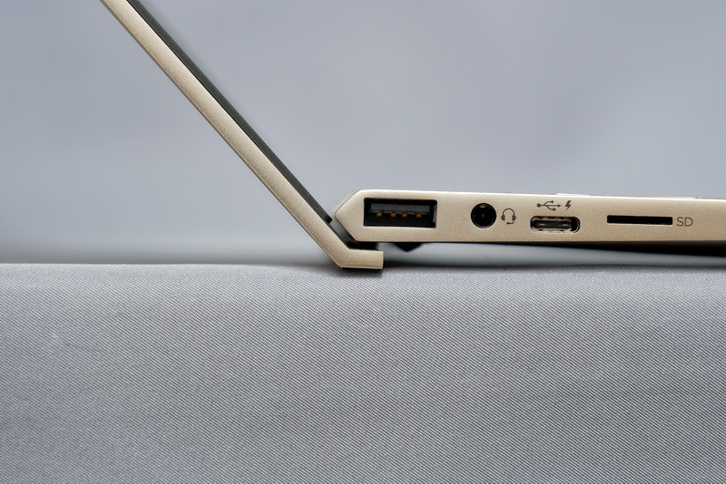 液晶を開くと、後部がボディ下部にもぐり込み、後方をリフトアップする構造となっている