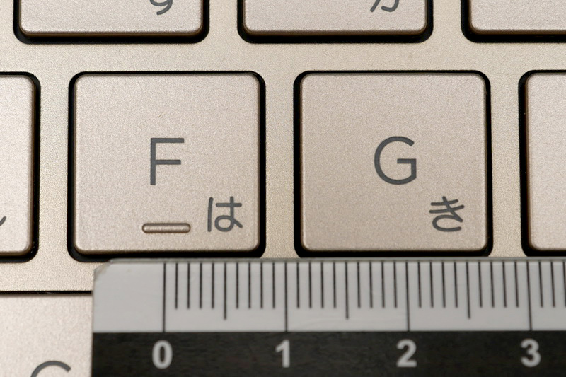 主要キーのキーピッチは約19mmでフルピッチ