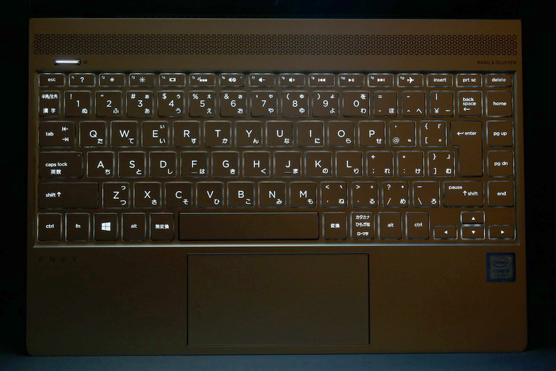 キーボードバックライトを内蔵しており、暗い場所でのタイピングも快適