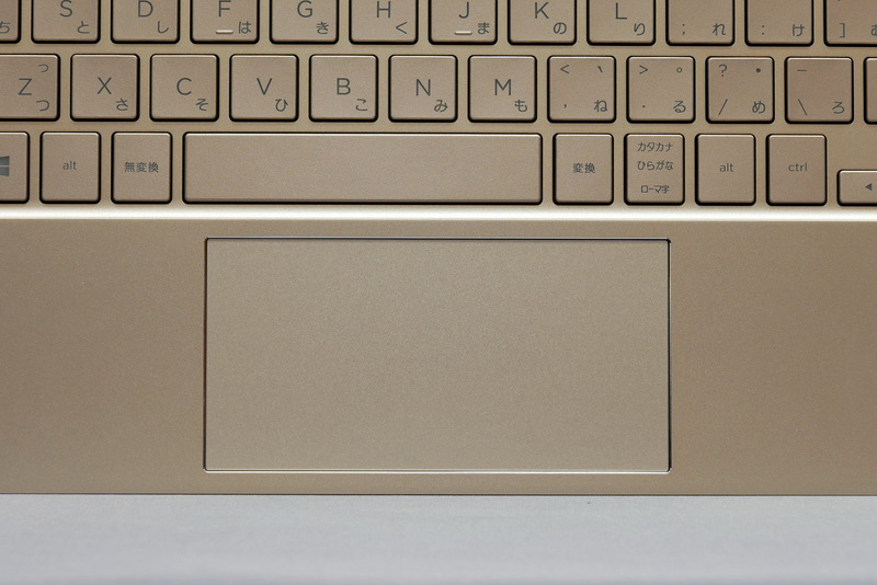 ポインティングデバイスのタッチパッドはクリックボタン一体型。ジェスチャー操作にも対応しており操作性は良好だ