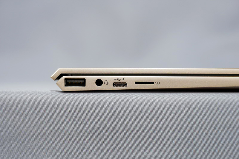 左側面には、USB 3.0、ステレオミニジャック、USB 3.0 Type-C、microSDカードスロットを用意