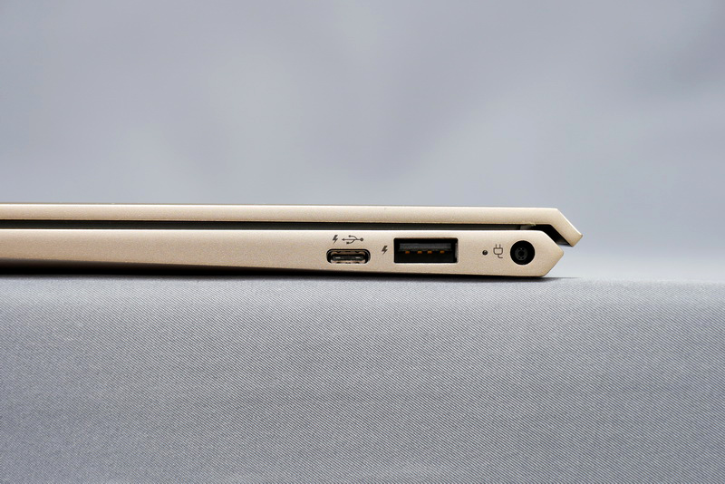 右側面には、USB 3.0 Type-C、USB 3.0、電源コネクタを用意