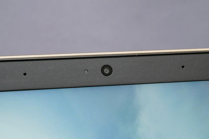 液晶上部には、約92万画素のWebカメラを搭載