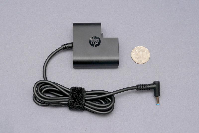 付属のACアダプタはコンパクトな仕様