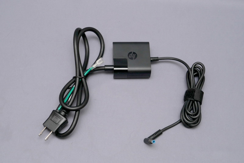 付属電源ケーブルが太く、ややかさばるのが残念