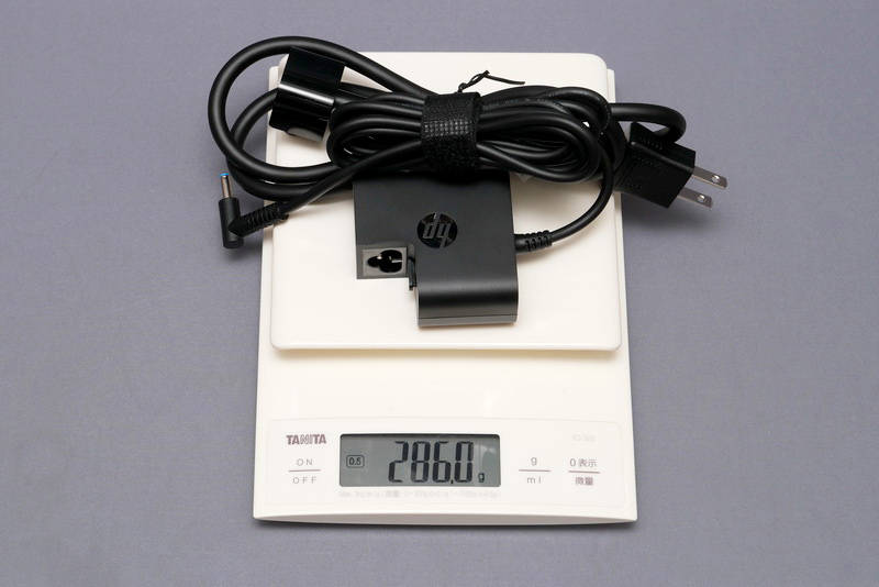 ACアダプタの重量は、電源ケーブル込みで実測で286gだった