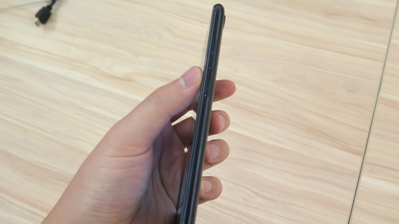 ボタンは本体右側面