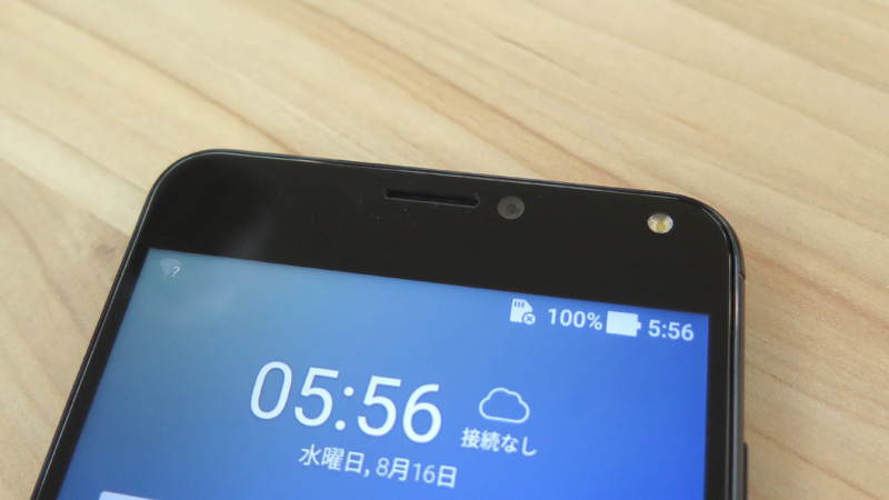 前面に自撮り用のフラッシュライトを搭載