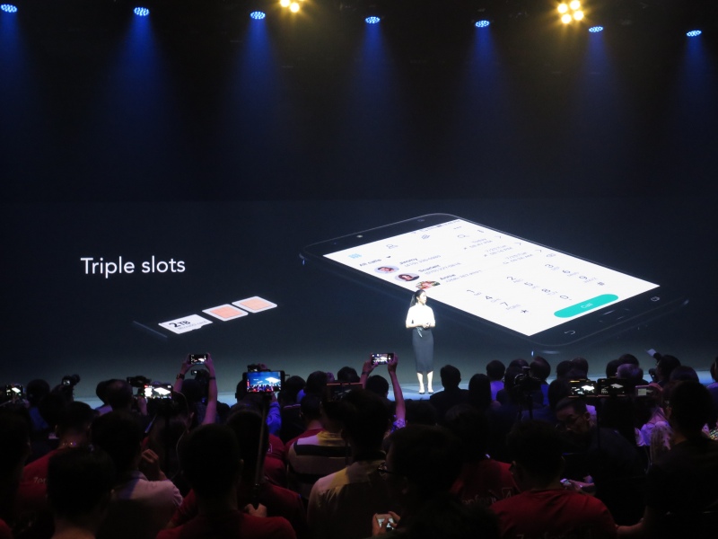 ZenFone 4 SelfieはデュアルSIM時でもmicroSDカードが使える