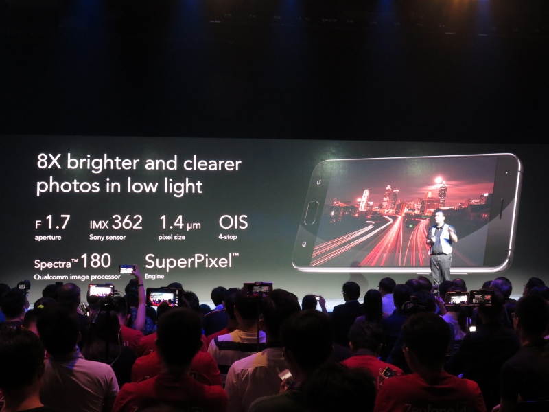 SuperPixel Engineの搭載により暗所に強いと謳う