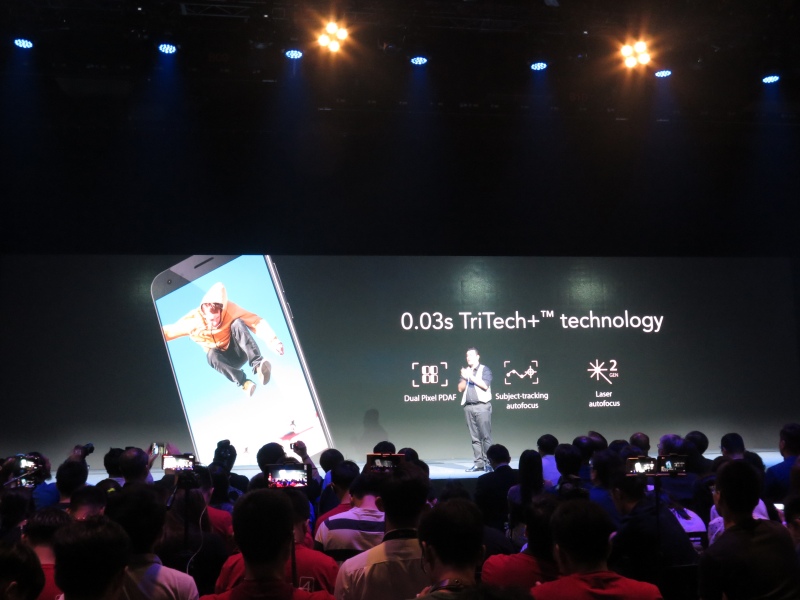 0.03秒の高速オートフォーカスを謳うTriTech+
