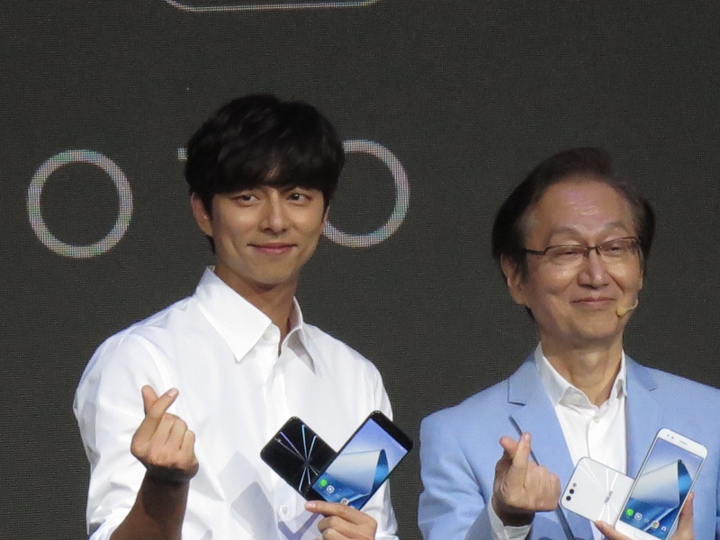 左が俳優の孔劉氏