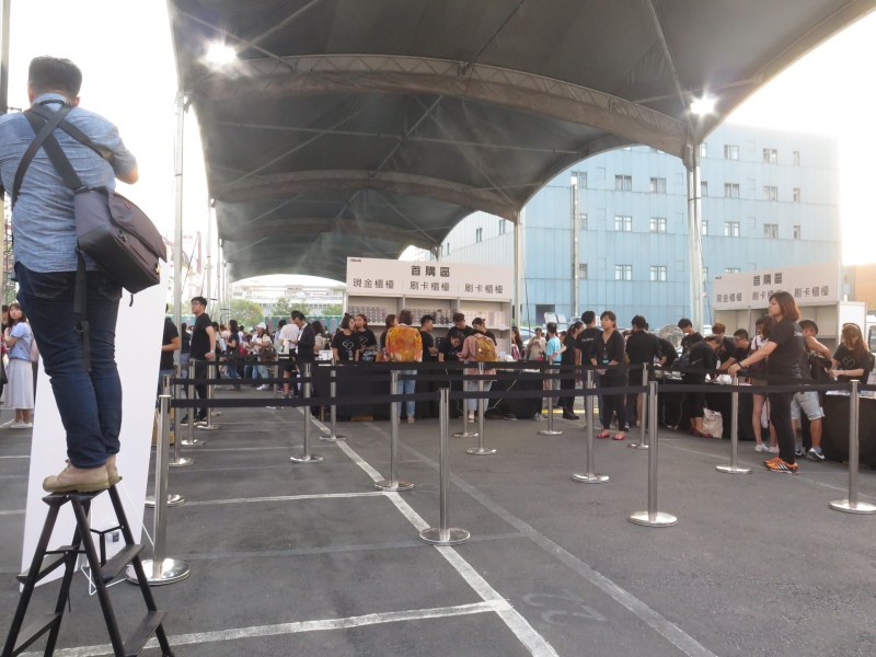 会場横の駐車場で行なわれた製品即売会