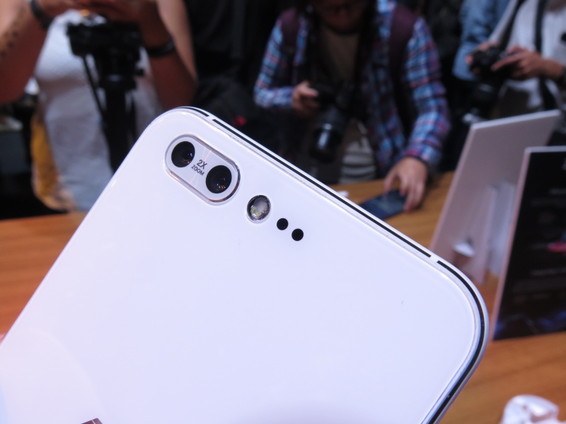 ZenFone 4 Proの背面。2つのカメラに加え、LEDフラッシュやレーザーオートフォーカスなどを搭載している