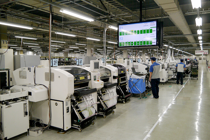 基板製造ラインでは電子あんどんを採用。多くの工場で採用されている3色表示のあんどんが廃止されている