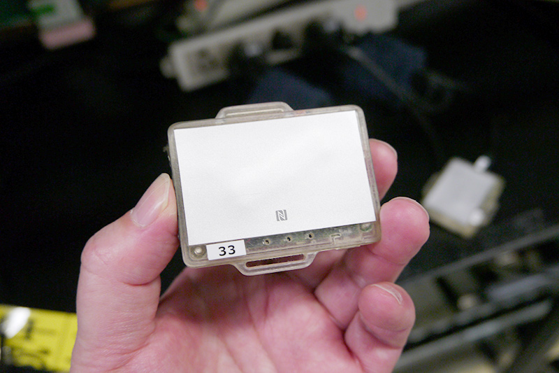 部品倉庫から部品を正確に調達するために腕に装着するRFIDリーダー。3Dプリンタで作った試作品だが、すでに実用化。従来モデルよりも大幅に小型化した