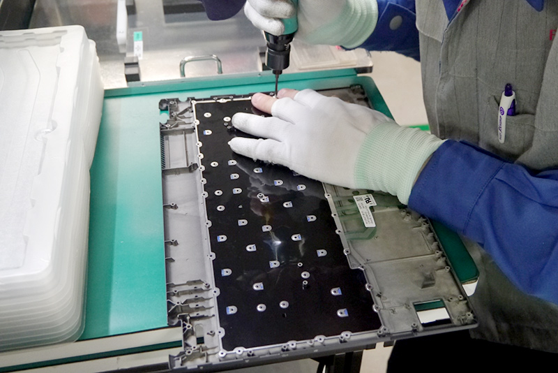 まずは位置を固定するために手作業で2本のネジを締める