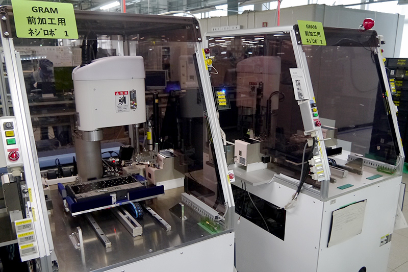 世界最軽量のLIFEBOOK UH75/B1には72本のネジが使用されており、それを自動装置で締める