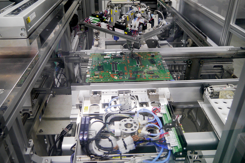 奥の基板の上にある装置は、手前の装置と自動的に入れ替えて異なる基板にも対応できるように進化。段取り替えの時間を大幅に短縮した