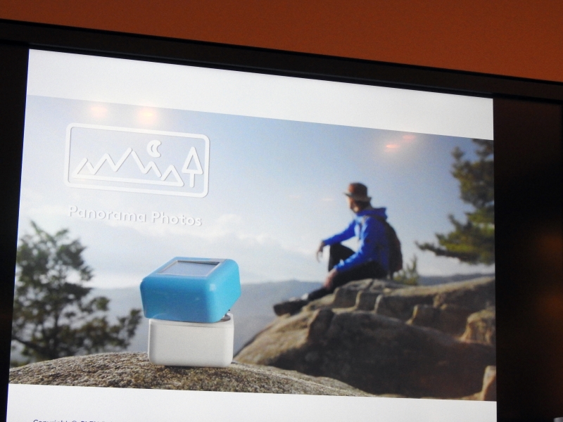 PLEN Cubeの利用イメージ。首を振ってパノラマ撮影が可能