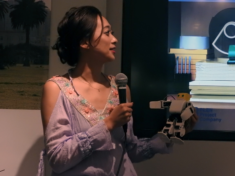 梨衣名さんは、PLENの小型二足歩行ロボット「PLEN2」が大好きだそうだ