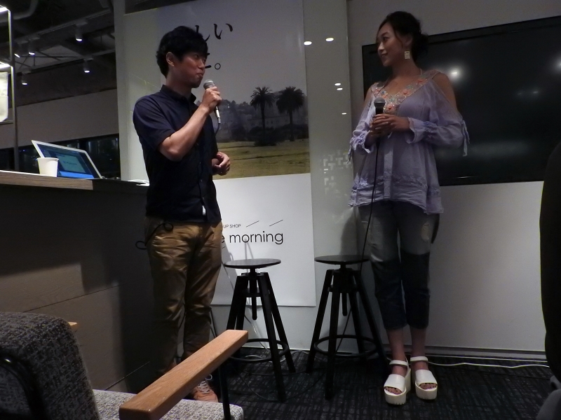 赤澤氏と対談をする梨衣名さん