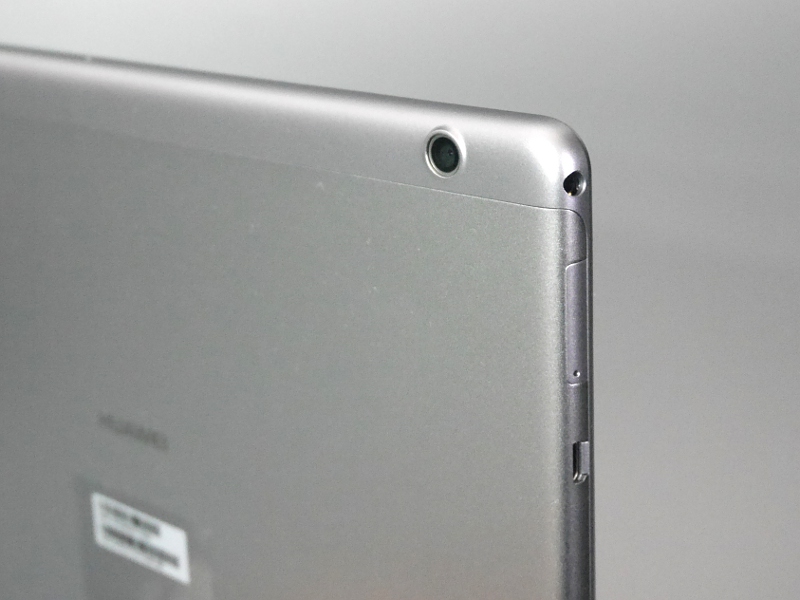 左側面にはイヤフォンジャック、microSDスロット、Micro USBコネクタを備える