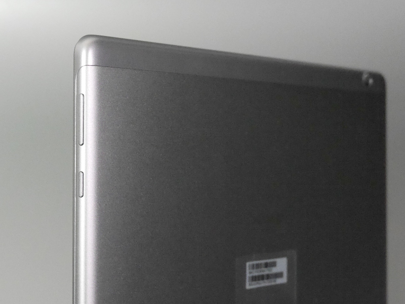 右側面には音量調整ボタン、電源ボタンを備える。音量調整ボタンが横向きにした時に側面に来るようレイアウトされているのは、このクラスのタブレットとしては珍しい