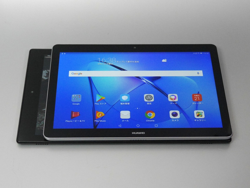 両製品を重ねたところ。ちょうどFire HD 10の端を3cmほど切り詰めたサイズ