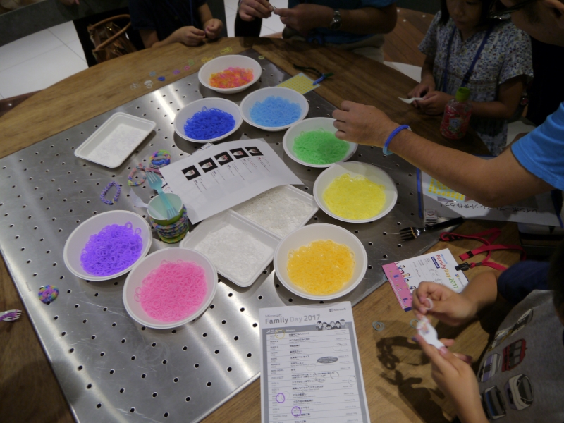 レインボーブレスレットの制作コーナー