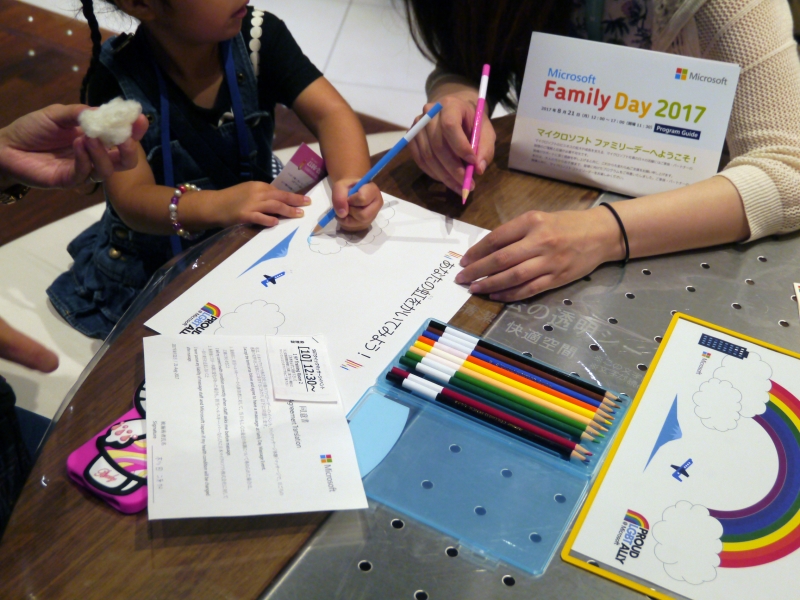 虹をテーマにした塗り絵コーナー。社内のLBGTの活動と連動した企画