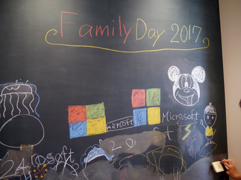 黒板へのお絵かきコーナーも子供たちには毎年人気のイベント